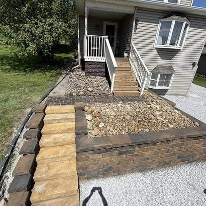 Backyard landscape with neat mulch lines